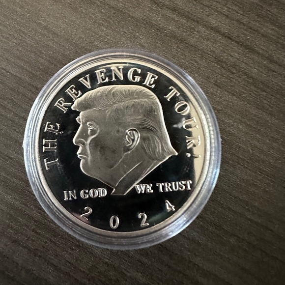 Donald trump 2024 gold colored commemorative coin - Picture 2 of 3